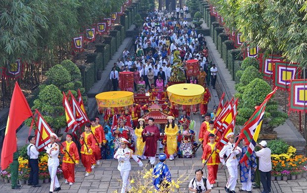 在雄王紀念區舉行粽子供奉儀式。