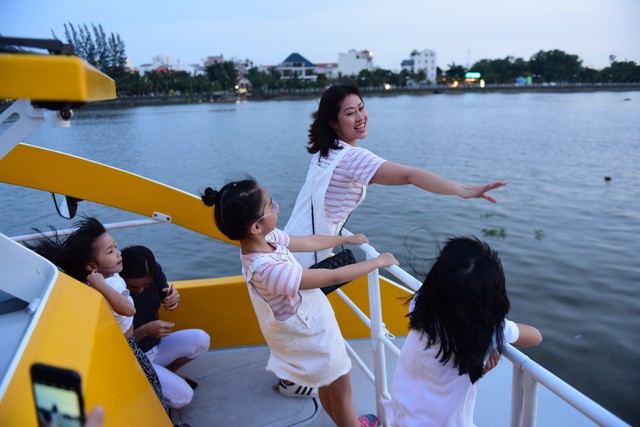 坐水上大巴春遊是今年在西貢過節人們的新旅遊方式。（圖源：光定）