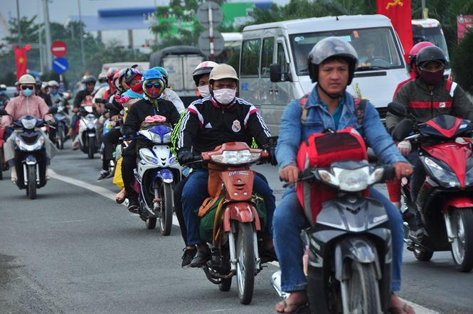民眾從各省市騎摩托車返回本市。