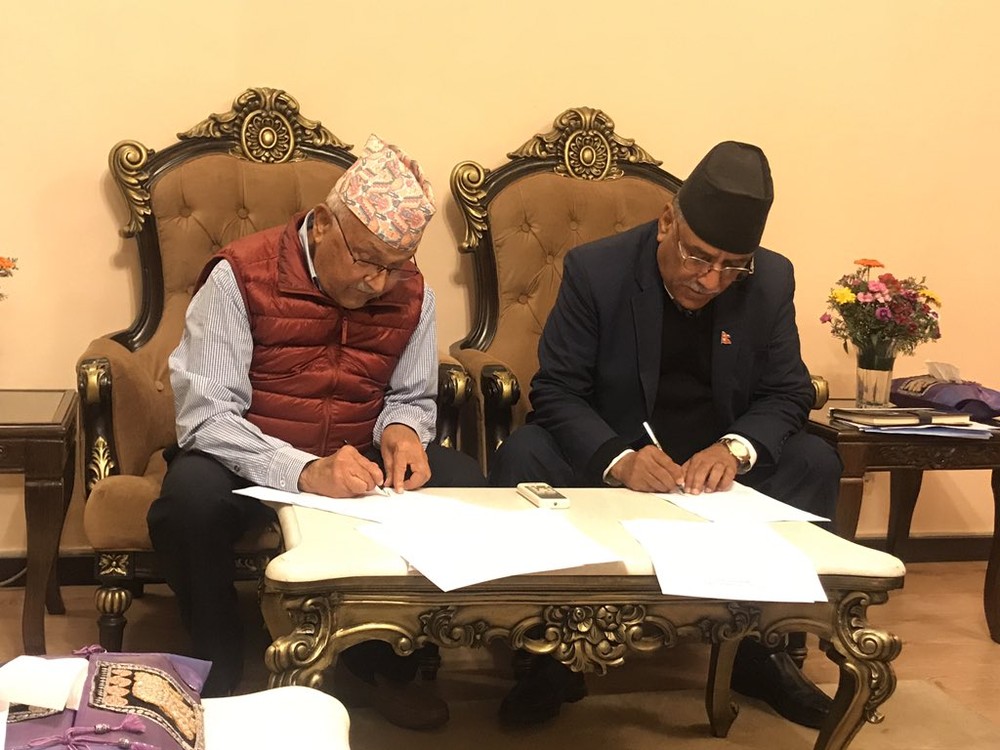 尼泊爾共產黨(聯合馬列)和尼泊爾共產黨(毛主義中心)兩黨領導人當地時間19日晚在首都加德滿都簽署7點合作協議。（圖源：互聯網）