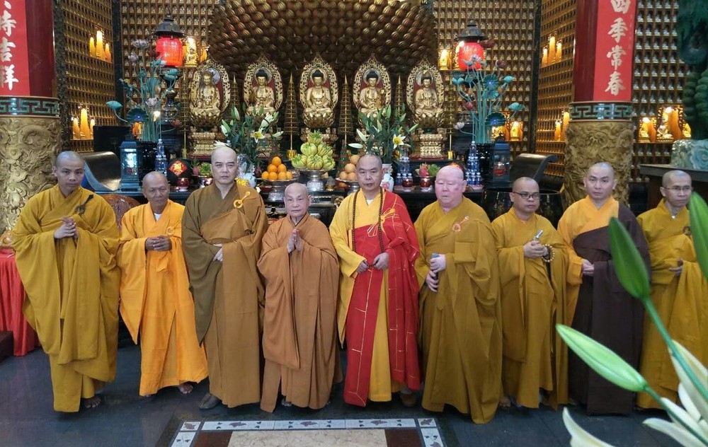 越南佛教會主席上善下仁和尚(左四) 光臨市華人佛教新春團拜。