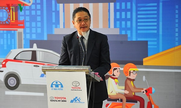 越南豐田汽車公司總經理Toru Kinoshita在宣傳講台上發言。