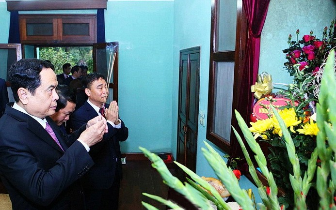越南祖國陣線中央委員會主席陳清敏上香緬懷胡伯伯。
