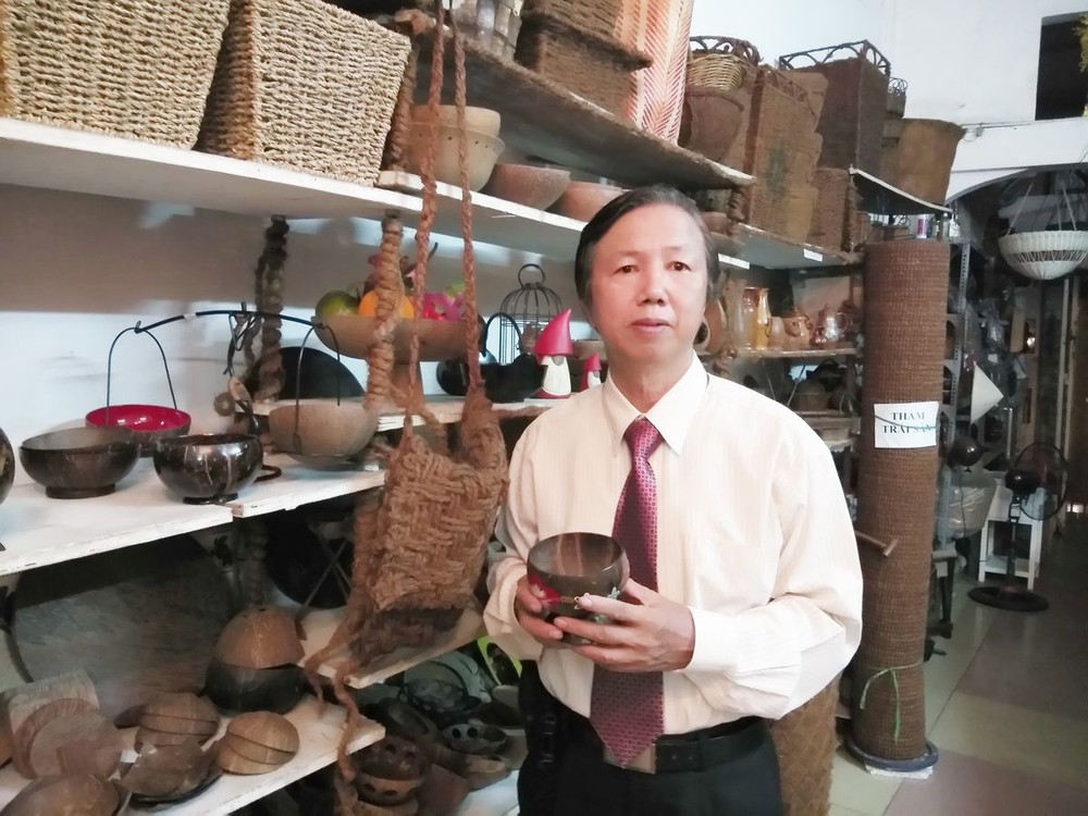 鄧國鴻董事長介紹各類椰子樹產品。