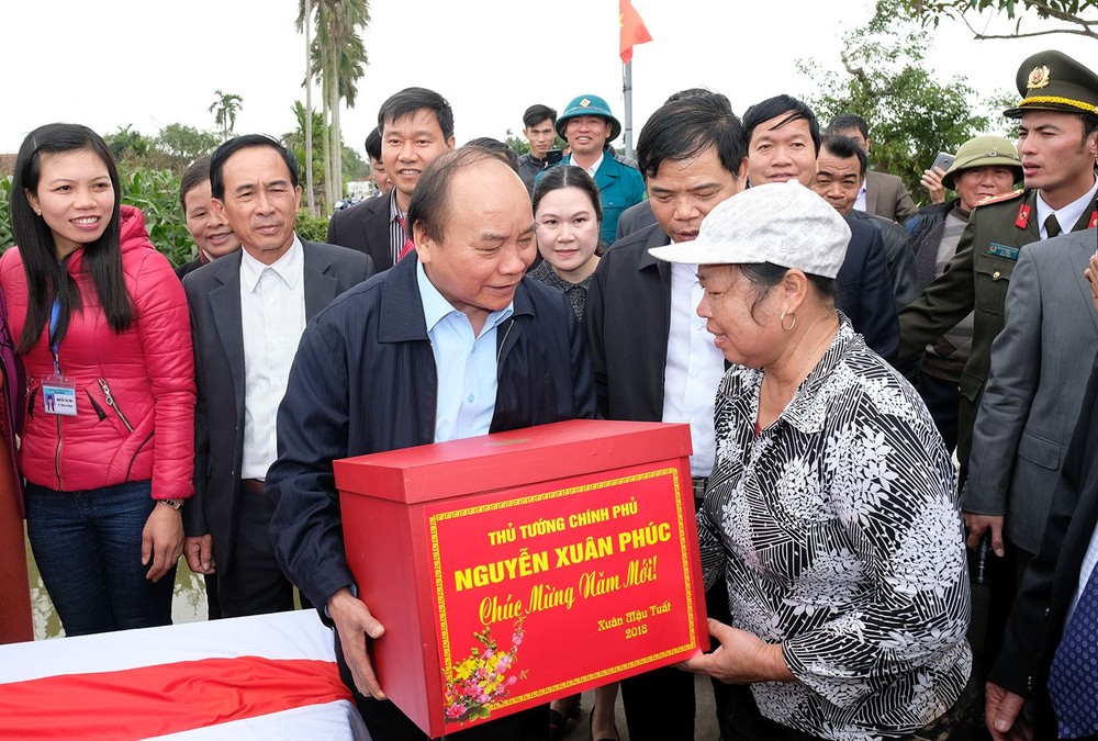 阮春福總理向農民贈送禮物。（圖源：光孝）