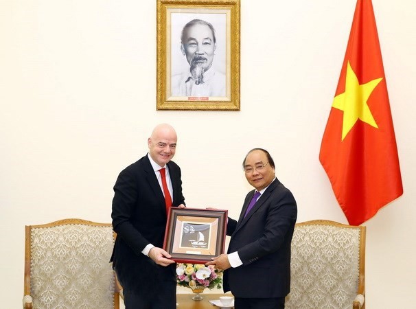 阮春福總理（右）向國際足聯主席詹尼‧因凡蒂諾贈送紀念品。