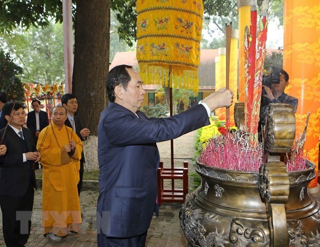 國家主席陳大光在昇龍皇城遺產區敬天龍殿上香參拜，祈求國家風調雨順、國泰民安。（圖源：越通社）