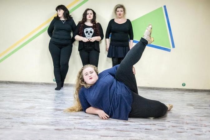 舞者們在基輔“大碼舞蹈學校”裡練習舞姿。（圖源：互聯網）