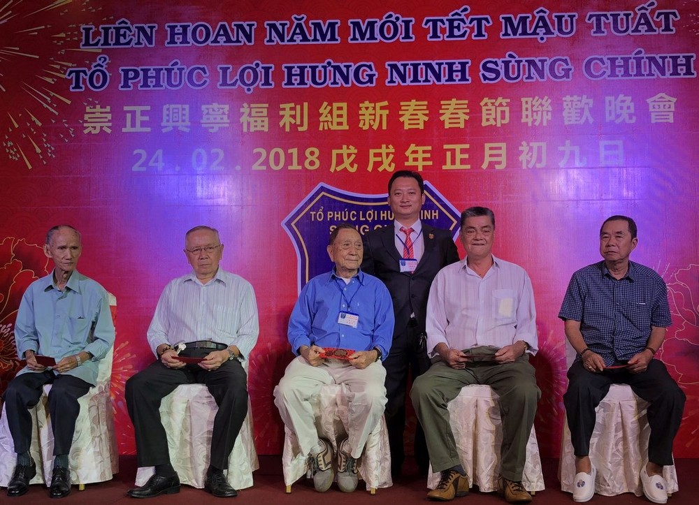 鄒國榮理事長向5位80高齡長者贈送新春紅包。
