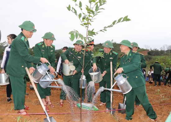 邊防部隊副政委馮國俊少將(左三)同戰士們一起參加植樹活動。（圖源：曰河）