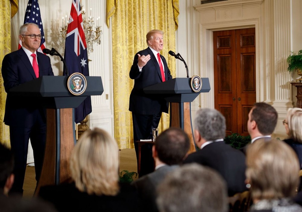 美總統特朗普（右）和澳總理特恩布爾在白宮舉行記者會。（圖源：新華網）
