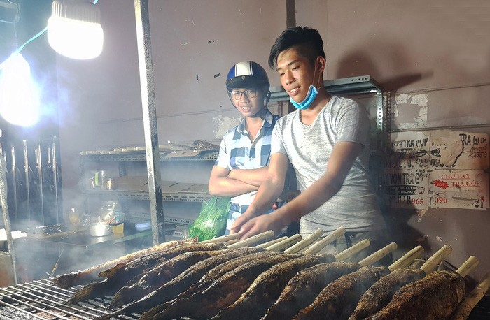 顧客等待購買烤生魚。（圖源：玉凱）