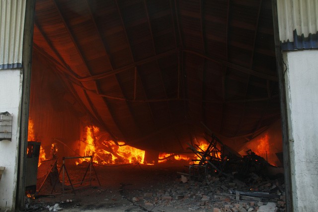 該起火警現場，火勢猛烈鐵皮屋頂倒塌。（圖源：春安）