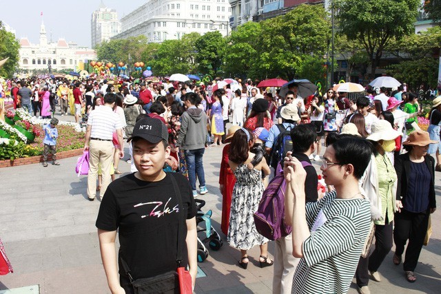 炎熱天氣過後，未來幾天胡志明市的氣溫將下降。 圖為人們春遊阮惠花街。（圖源：紅漓）
