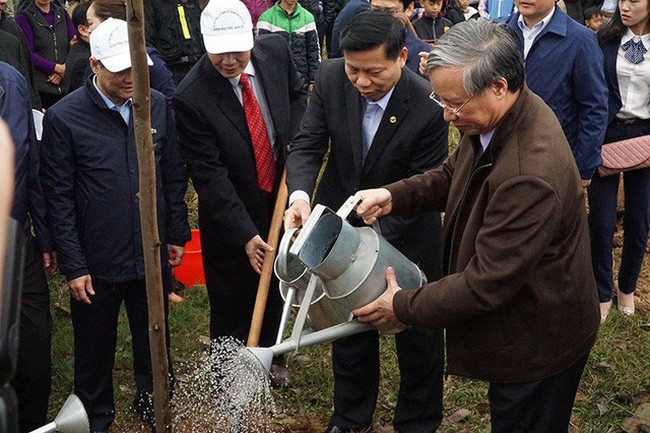 中央檢查委員會主任陳國旺(前右一)同各代表一起參加植樹活動。（圖源：民智）