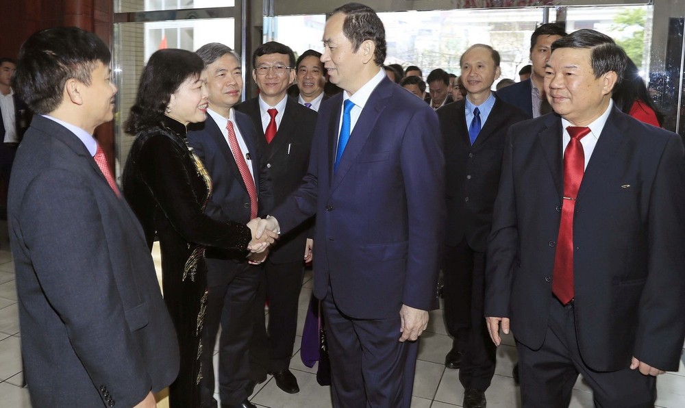 國家主席陳大光向白梅醫院醫生致以節日祝賀。（圖源：顏創）