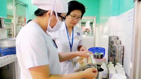 謝氏雪梅醫生指引護士使用營養產品。