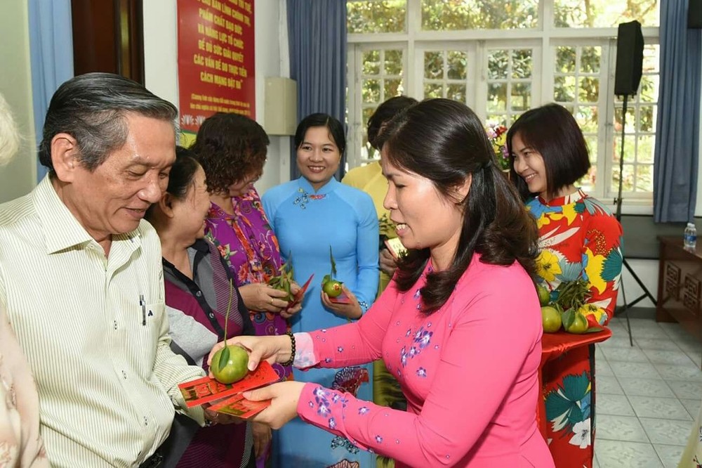 郡婦女會主席陳氏秋香向各代表派發紅包。