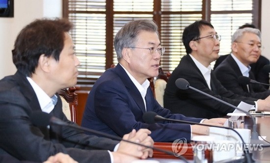 韓國總統文在寅（左二）在青瓦台首席秘書和輔佐官會議上發言。 （圖源：韓聯社）
