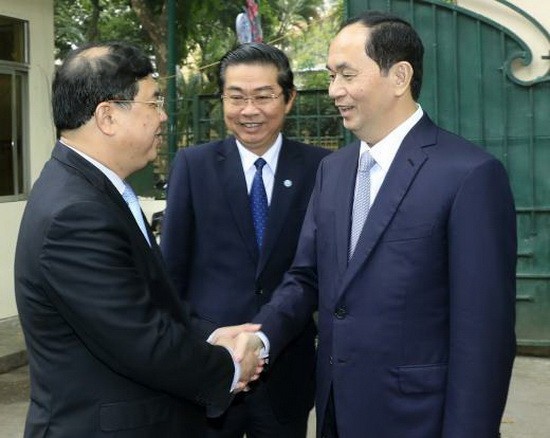 國家主席陳大光與司法改革指委會幹部交談。（圖源：越通社）