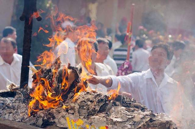 民眾在平陽省一廟宇焚化冥紙。