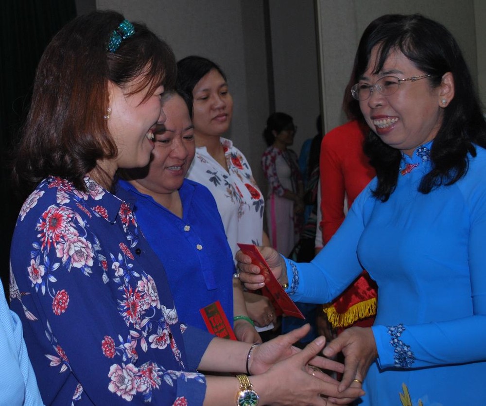 市婦聯會副主席杜氏珍向模範婦女幹部派發紅包。