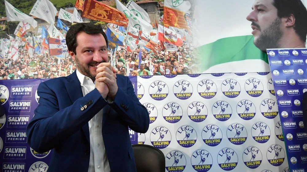 當地時間2018年3月5日，意大利米蘭，意大利北方聯盟黨領導人薩爾維尼出席新聞發佈會，面露微笑慶賀勝選。（圖源：互聯網）