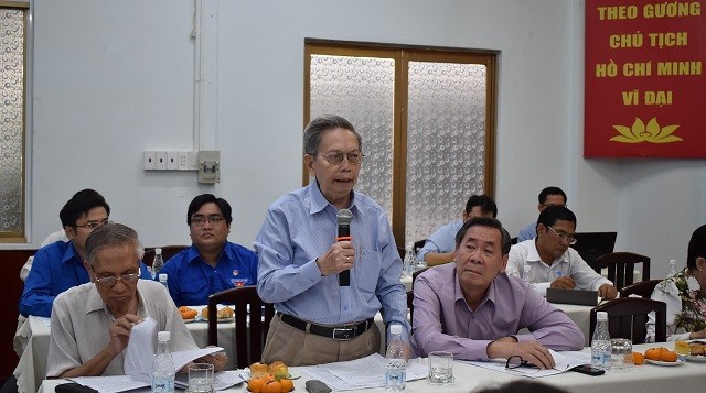 市科學技術聯合會主席阮玉交教授在會議上就招賢納士提案發表意見。