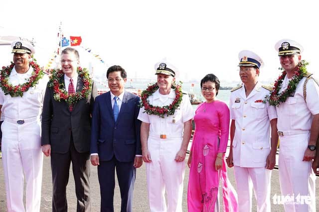 峴港市領導迎接美國海軍軍官。（圖源：阮慶）