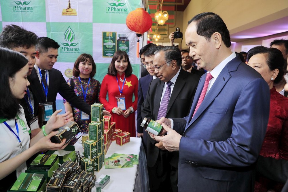 國家主席陳大光參觀越南文化日展示的產品。