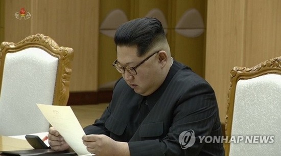朝鮮央視3月6日公開了金正恩會見韓國總統特使團的現場視頻。圖為金正恩閱讀文在寅親筆信。（圖源：韓聯社）