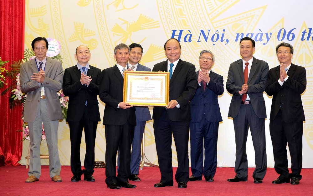 阮春福總理向國家財政監察委員會頒授三等勞動勳章。（圖源：光孝）