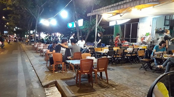 每晚，各家酒肆都將桌椅擺滿范文同街的整條人行道。
