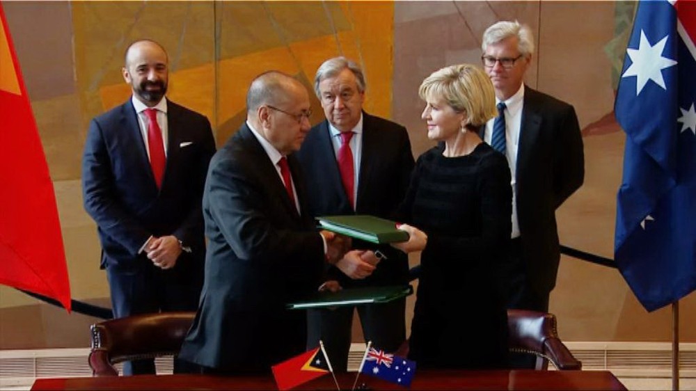 東帝汶邊界劃限部長裴瑞伊拉（前左）和澳洲外長畢夏普，6日在聯合國總部簽署劃界條約。