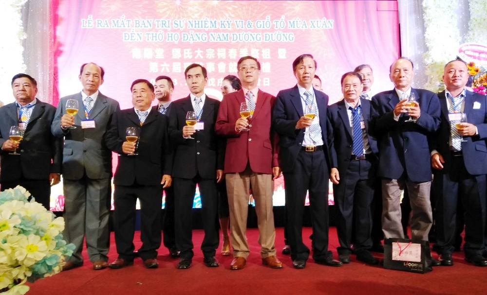 蟬聯理事長鄧榮先生(左四)與各理事向大家敬酒。