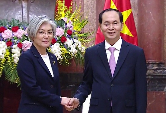 國家主席陳大光(右)接見韓國外長康京和。（圖源：VTV視頻截圖）