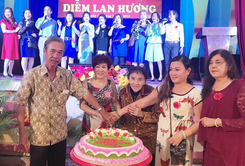 各執委在歌友們歡樂的歌聲中切生日蛋糕慶祝一個新社的誕生。