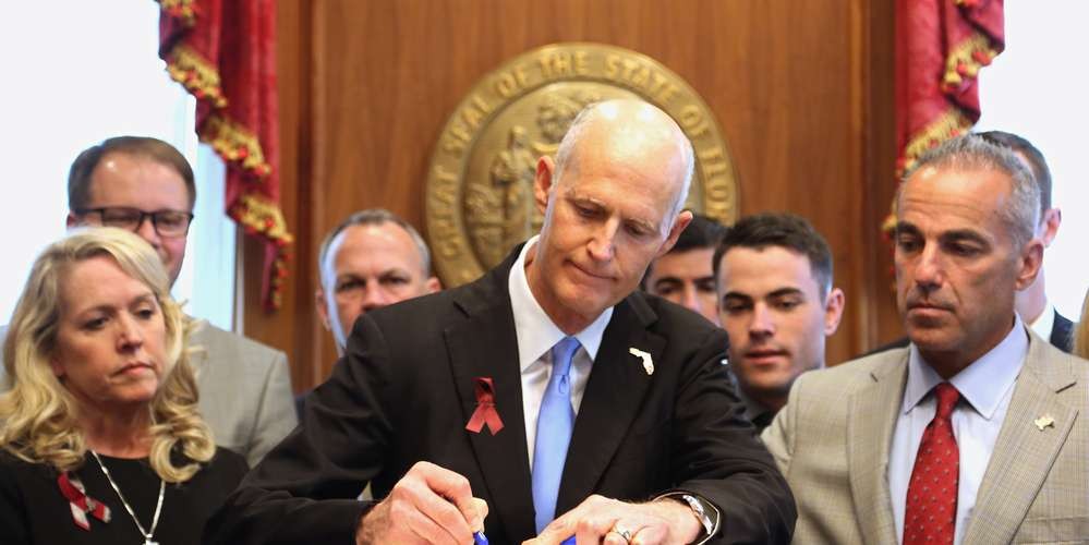 美國佛羅里達州州長里克‧斯科特於當地時間9日簽署一份控槍法案。（圖源：互聯網）