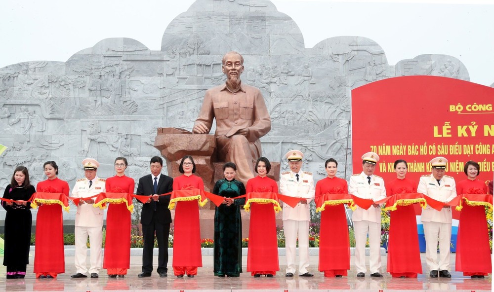 國會主席阮氏金銀主持紀念區落成剪綵儀式。（圖源：仲德）