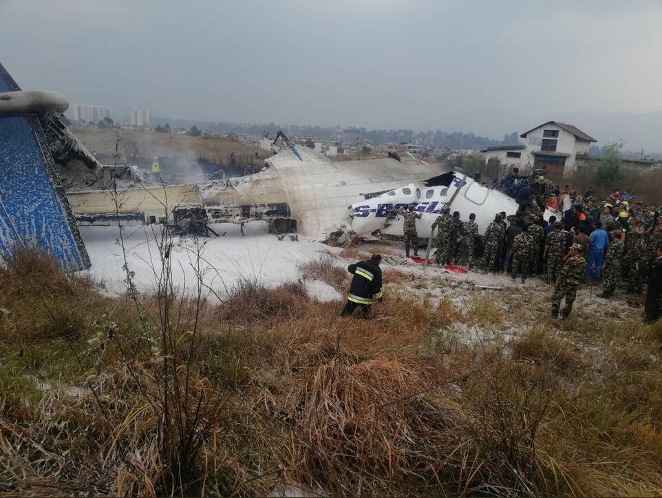 尼泊爾一客機降落時墜毀現場。（圖源：互聯網）