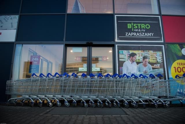 波蘭當地時間11日迎來“週日商業禁令”實施首日，超市和其他零售店紛紛關門謝客。（圖源：互聯網）