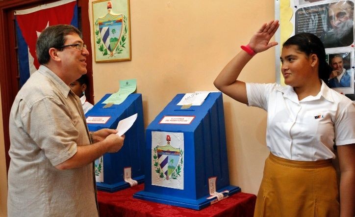 3月11日，在古巴哈瓦那，一名中年男人在投票。（圖源：EFE）
