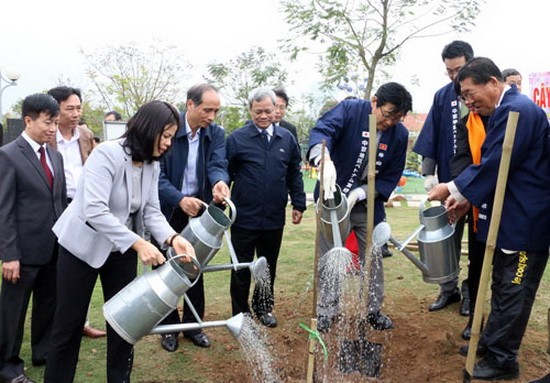 北寧市領導與日本中京區日-越友好協會代表們一同種植櫻花並澆水。（圖源：德英）