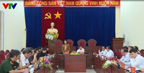 國家副主席鄧氏玉盛(中左)在會議上發表講話。（圖源：VTV視頻截圖）