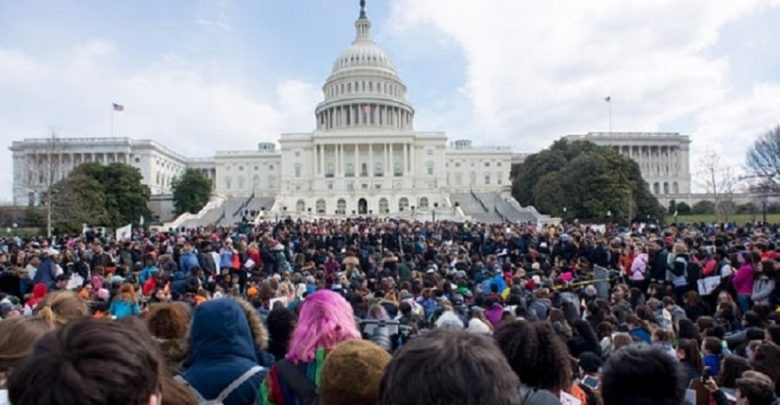 美國民眾聚集在白宮外，要求政府修改槍枝管制條例。（圖源：The Guardian）