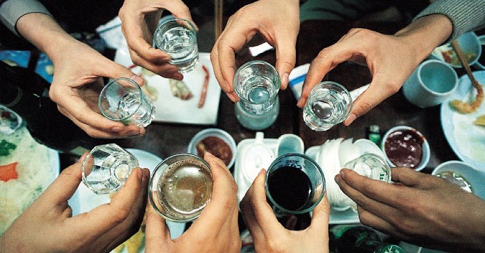 酗酒無度，尤其是來源不明的酒容易傷身，中毒，危害健康。