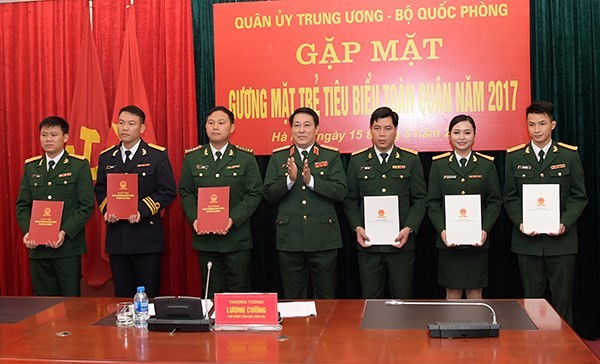 越南人民軍總政治部主任梁強上將(中)向2017年全軍模範青年頒發提前晉升軍銜《決定》。（圖源：福山）