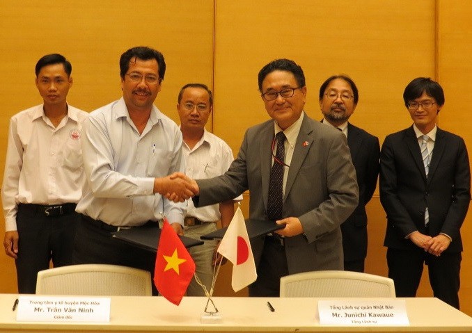 日本駐本市總領事Junichi Kawaue(前右)與隆安省沐化縣醫療中心經理陳文寧簽署醫療設備無償援助協議。（圖源：文科）