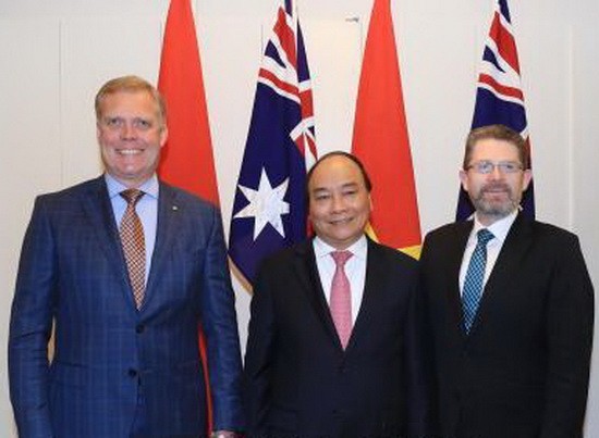 阮春福總理接見澳參議院議長瑞安與眾議院議長史密斯。（圖源：越通社）