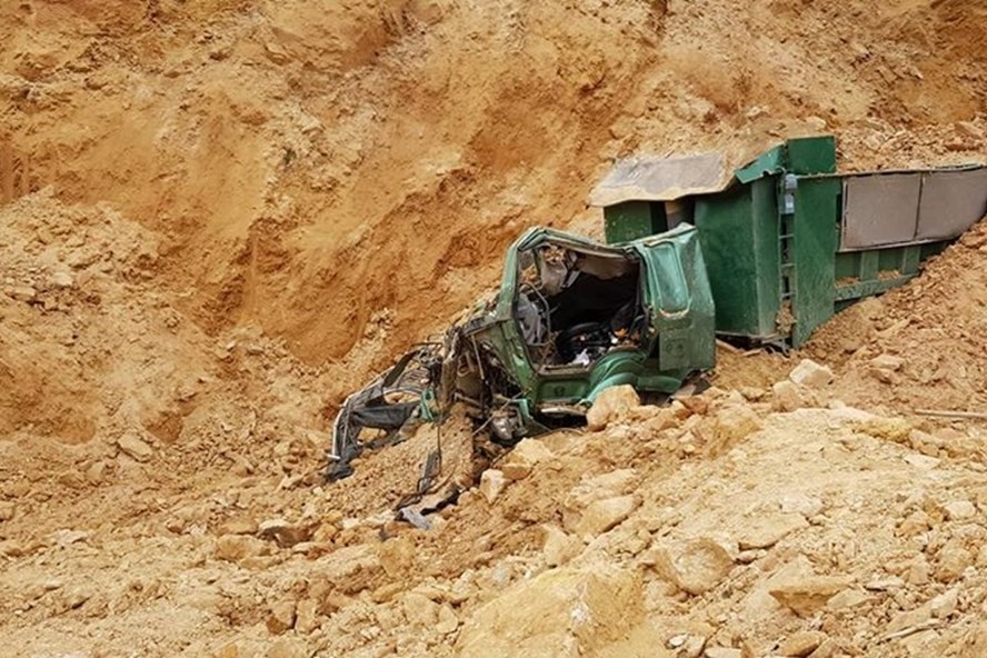 運送土石的卡車被山體滑坡埋沒，司機在駕駛室死亡。